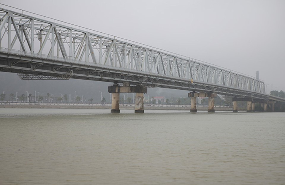 Thiếu tá quân đội bơi gần 100m cứu cô gái nhảy cầu trên sông Lam ảnh 2