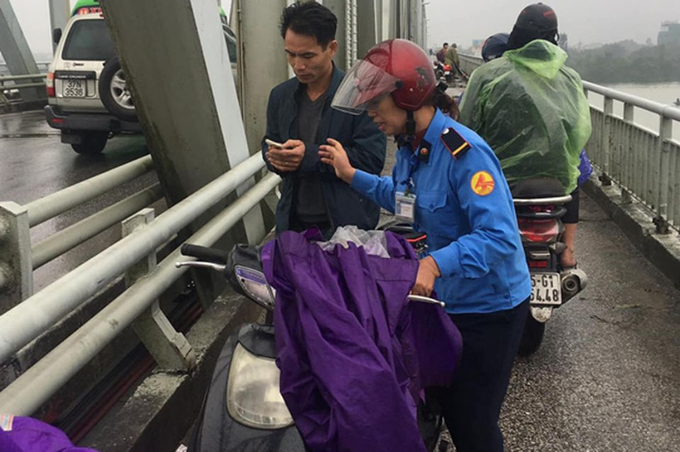 Thiếu tá quân đội bơi gần 100m cứu cô gái nhảy cầu trên sông Lam ảnh 1