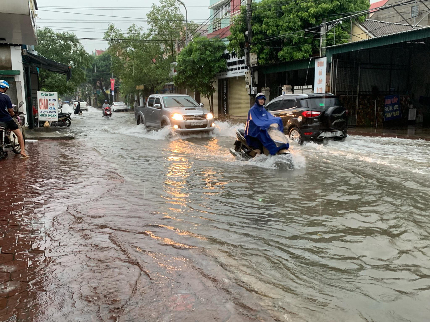 Mưa cực lớn kéo dài ở Nghệ An, đường phố thành 'sông' ảnh 6