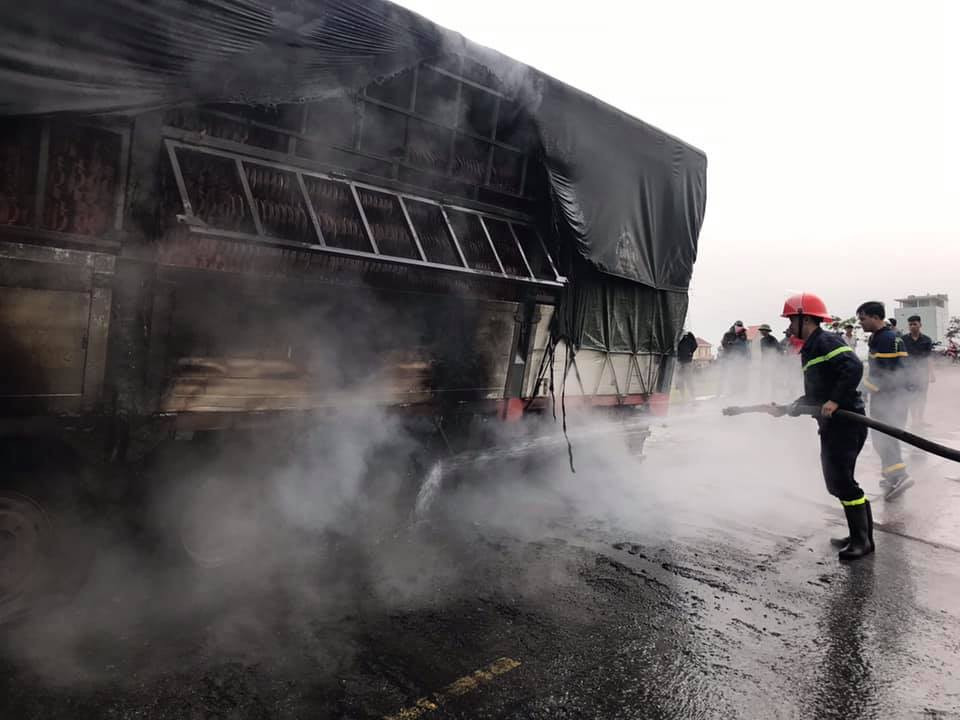 Xe tải bốc cháy khi lưu thông trên đường tránh Vinh ảnh 3