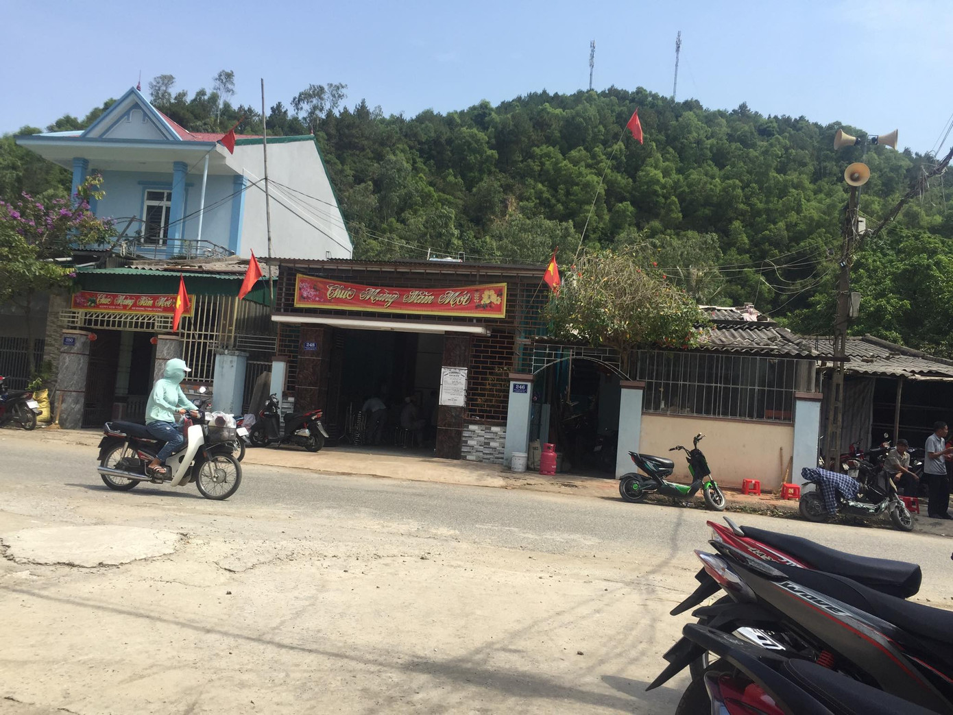 Đi lấy mật ong, nguyên cán bộ xã trượt chân xuống vách núi tử vong ảnh 1