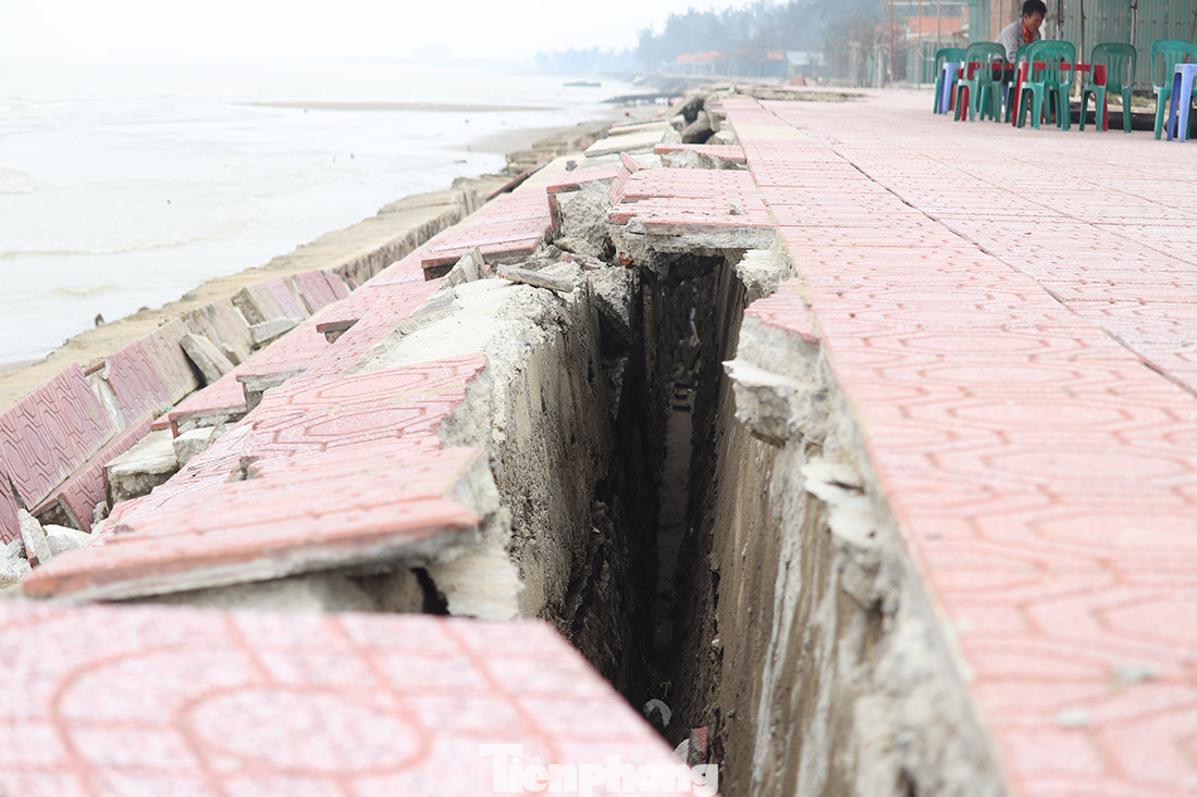 Kè chắn sóng ở Cửa Lò sụt lún vì bão ảnh 3