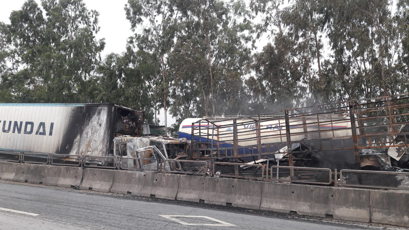 Xe tải và container bốc cháy dữ dội sau cú va chạm trên quốc lộ ảnh 3