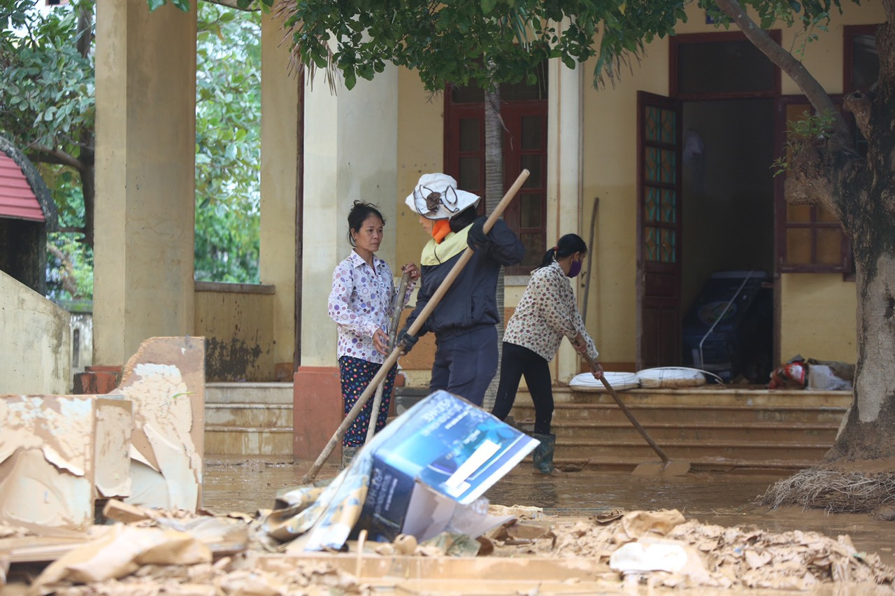 Người dân rốn lũ ngấn nước mắt bới bùn vớt vát tài sản ảnh 2