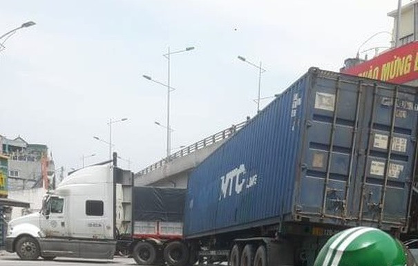 Xe đầu kéo đang lưu thông bỗng đứt đôi giữa quốc lộ 1A, nhiều người hoảng loạn ảnh 1