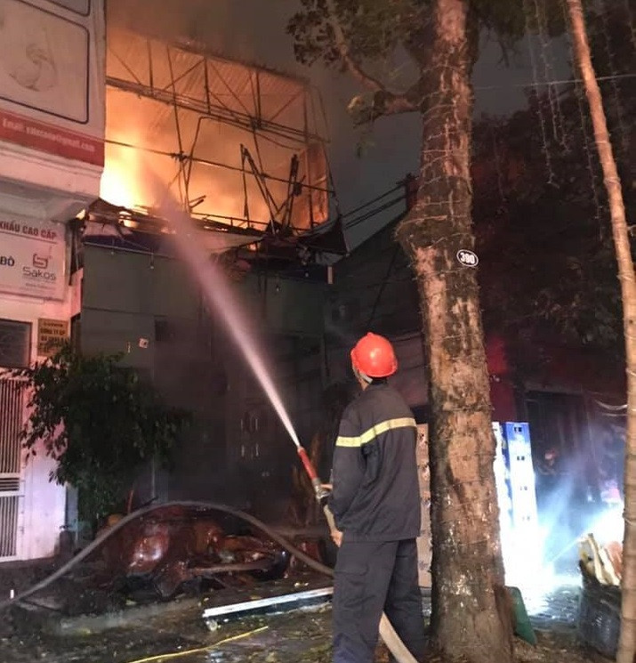 Nhà hai tầng bốc cháy dữ dội trong đêm ảnh 4