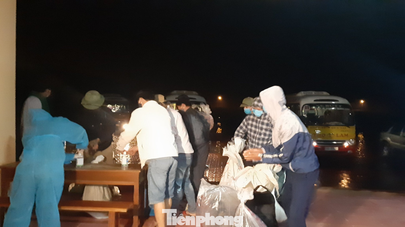 Trắng đêm đón công dân về nước tránh dịch COVID-19 ảnh 5