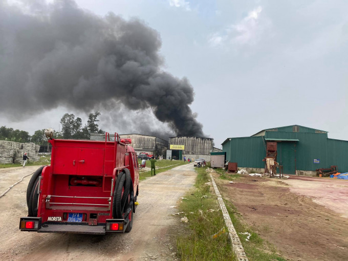 Lửa bùng phát dữ dội tại kho chứa hàng rộng 1.000m2 ảnh 1