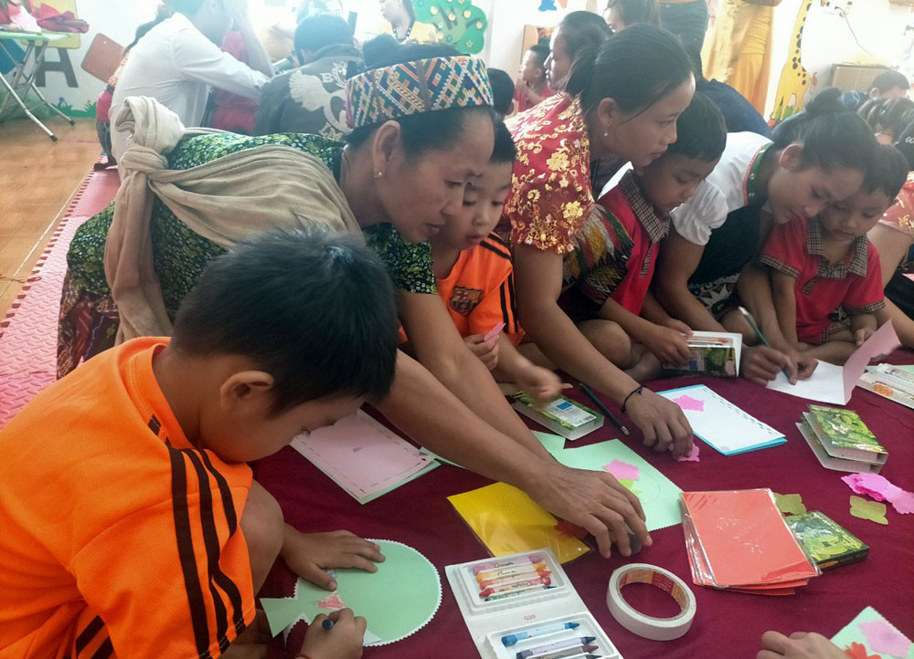 Xúc động học sinh mang hoa rừng, trái dại tặng thầy cô ngày lễ ảnh 2