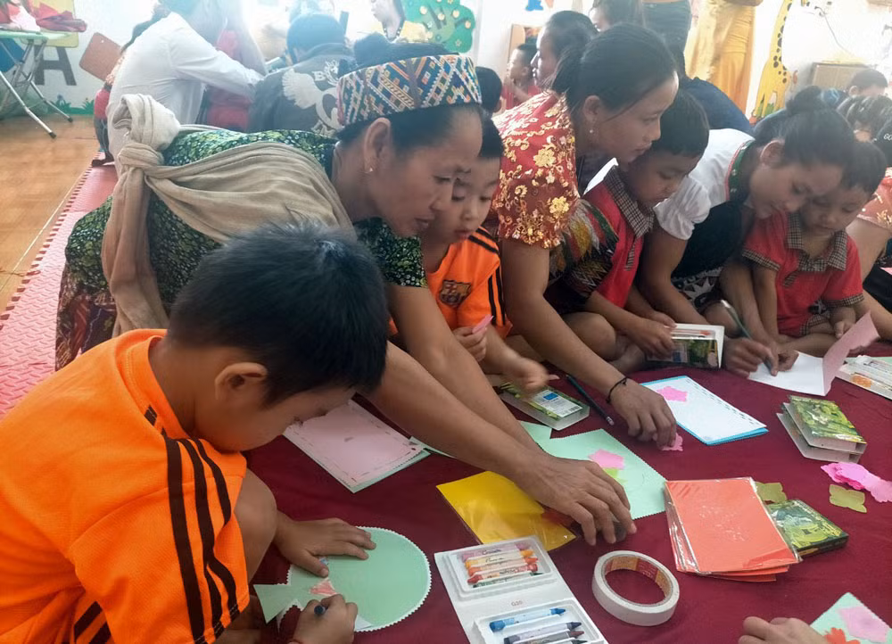 Xúc động học sinh mang hoa rừng, trái dại tặng thầy cô ngày lễ ảnh 2