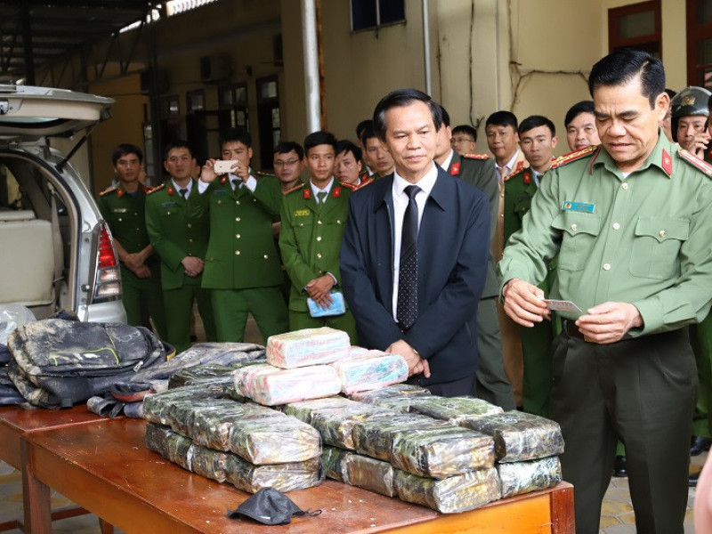 Cận cảnh bên trong ô tô chở 45kg ma túy từ Lào về Việt Nam ảnh 6