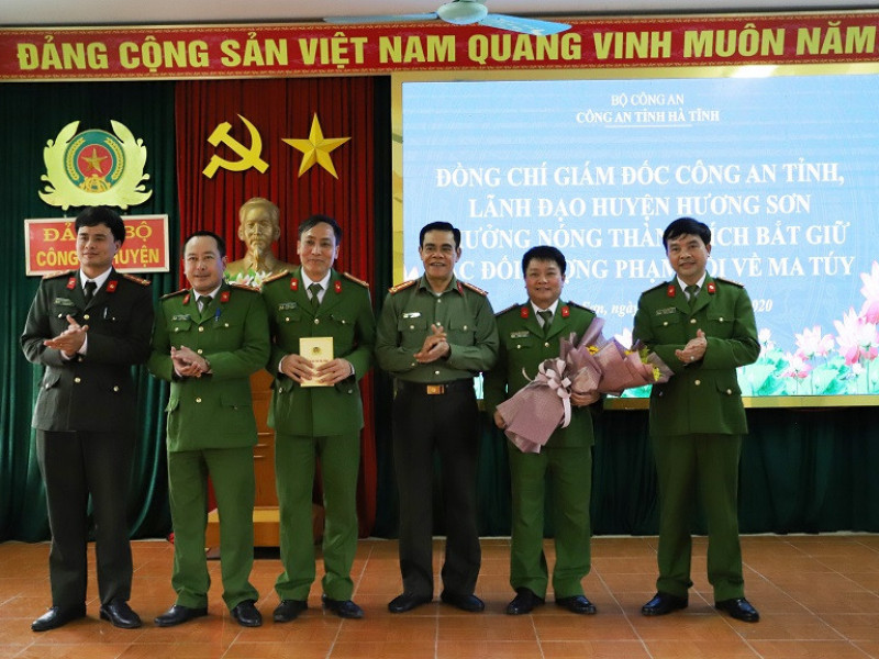 Cận cảnh bên trong ô tô chở 45kg ma túy từ Lào về Việt Nam ảnh 7