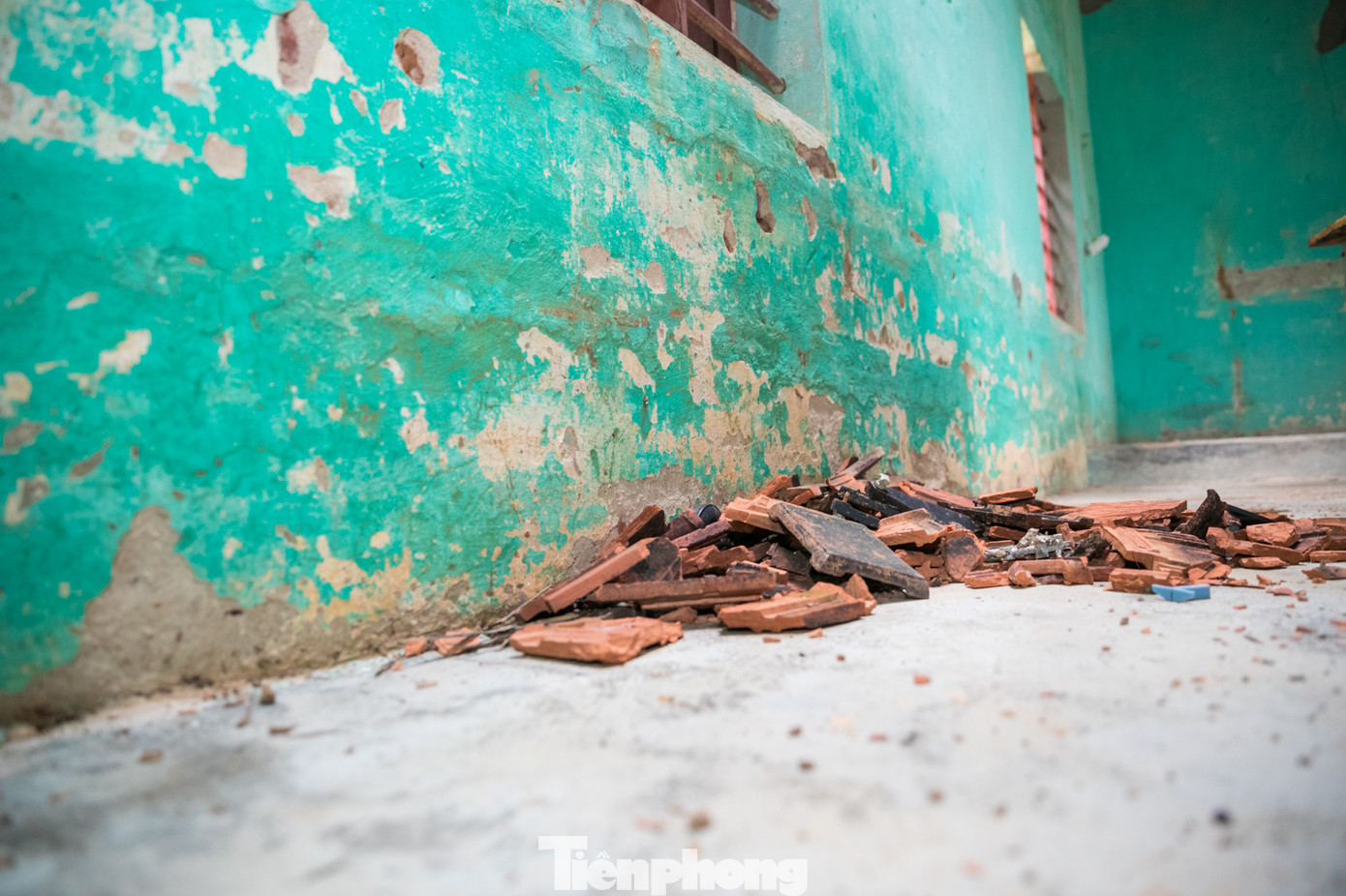 Tường nứt, ngói đổ, thầy trò bỏ lớp ra nhà giữ xe để học ảnh 3