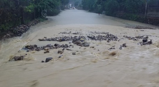 Mưa lớn khiến nhiều địa phương ở Nghệ An bị chia cắt ảnh 3