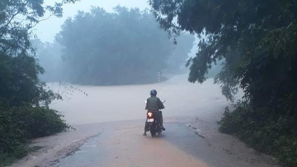 Mưa lớn khiến nhiều địa phương ở Nghệ An bị chia cắt ảnh 2
