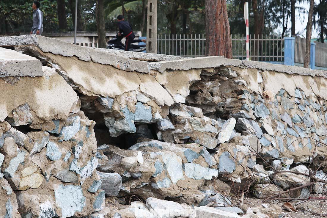 Kè chắn sóng ở Cửa Lò sụt lún vì bão ảnh 2