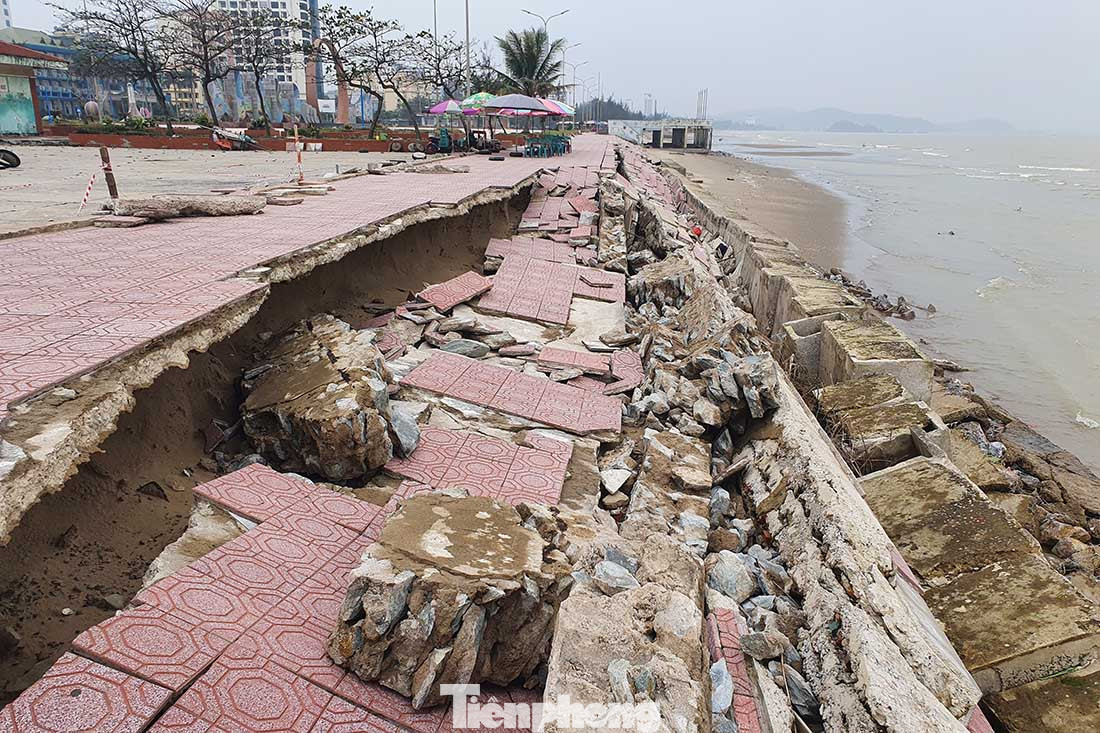 Kè chắn sóng ở Cửa Lò sụt lún vì bão ảnh 5
