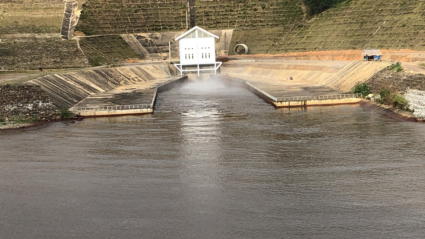 Nước đập Dâng Ngàn Trươi tiếp tục chuyển màu đỏ đục ảnh 1