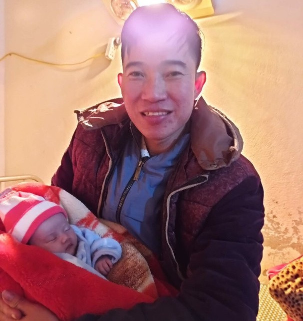 Thương tâm bé sơ sinh bị bỏ rơi giữa trời buốt lạnh ảnh 1