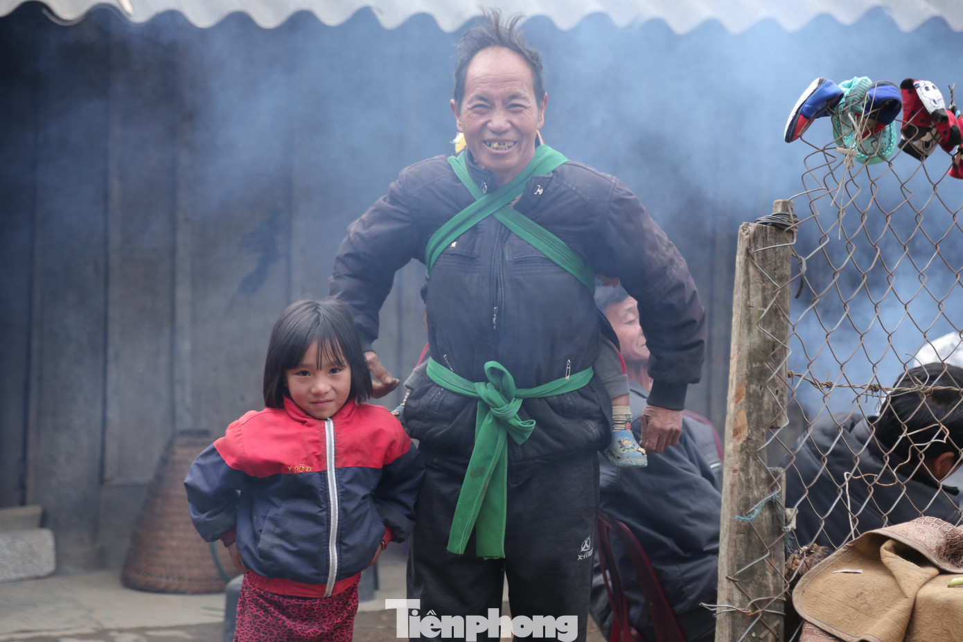 Rét run cầm cập, người dân vùng cao đắp chăn sưởi ấm cho gia súc ảnh 2