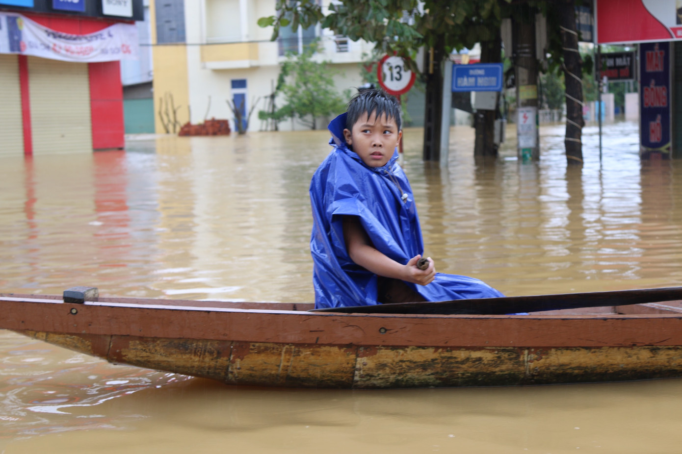 Lũ vây tứ bề: Lệ Thủy, Quảng Bình chìm trong biển nước ảnh 8