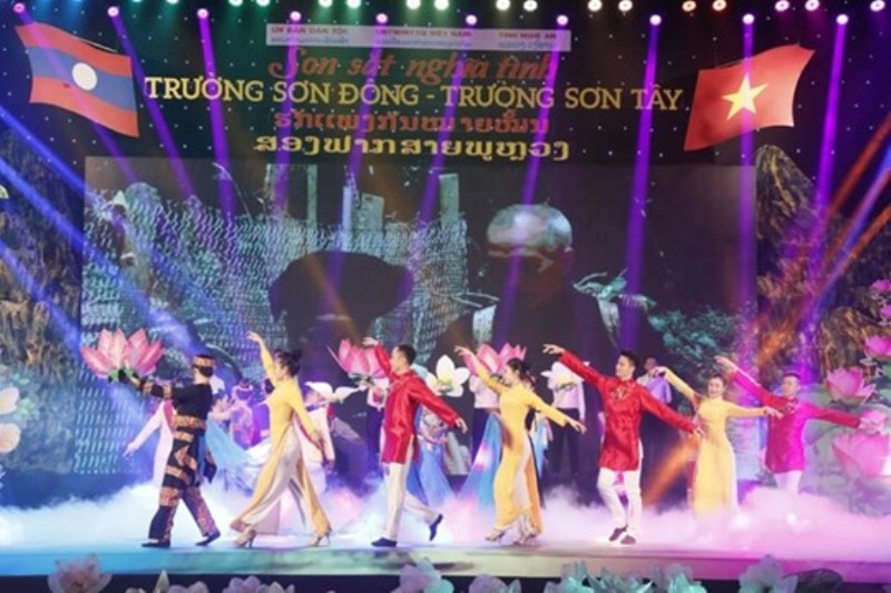 Son sắt nghĩa tình, Trường Sơn Đông – Trường Sơn Tây ảnh 1