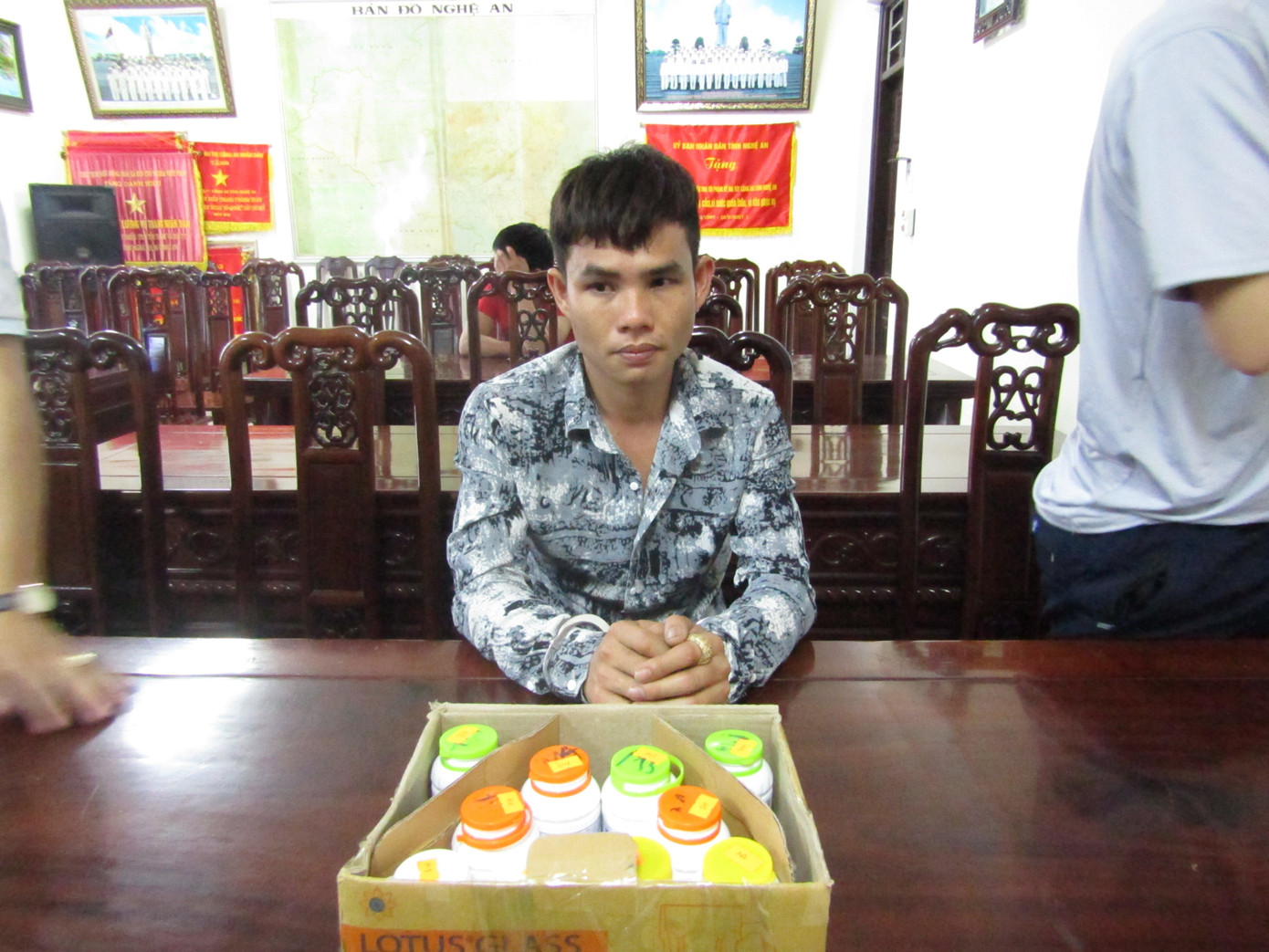 Bắt đối tượng vận chuyển thuốc lắc cung cấp cho quán Bar, Karaoke ảnh 2