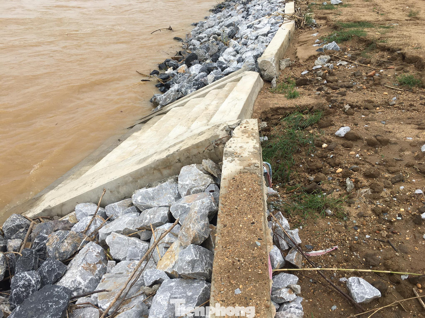 Bờ kè dự án trên 300 tỷ đồng sụt lún, hư hỏng trước khi bão số 7 đổ bộ ảnh 3
