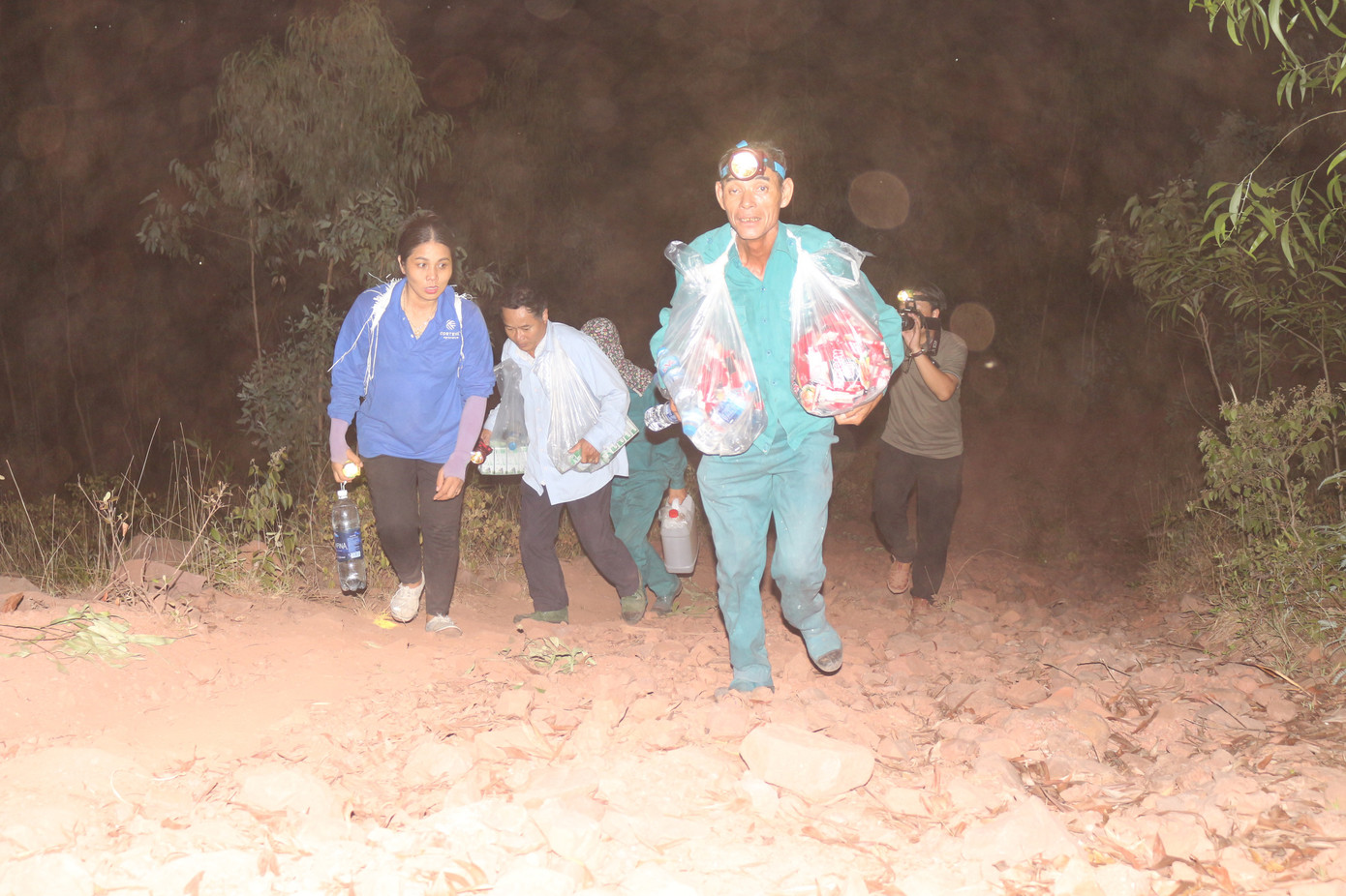 Lên dốc vượt núi tiếp tế lương thực cho lực lượng dập lửa cứu rừng ảnh 3