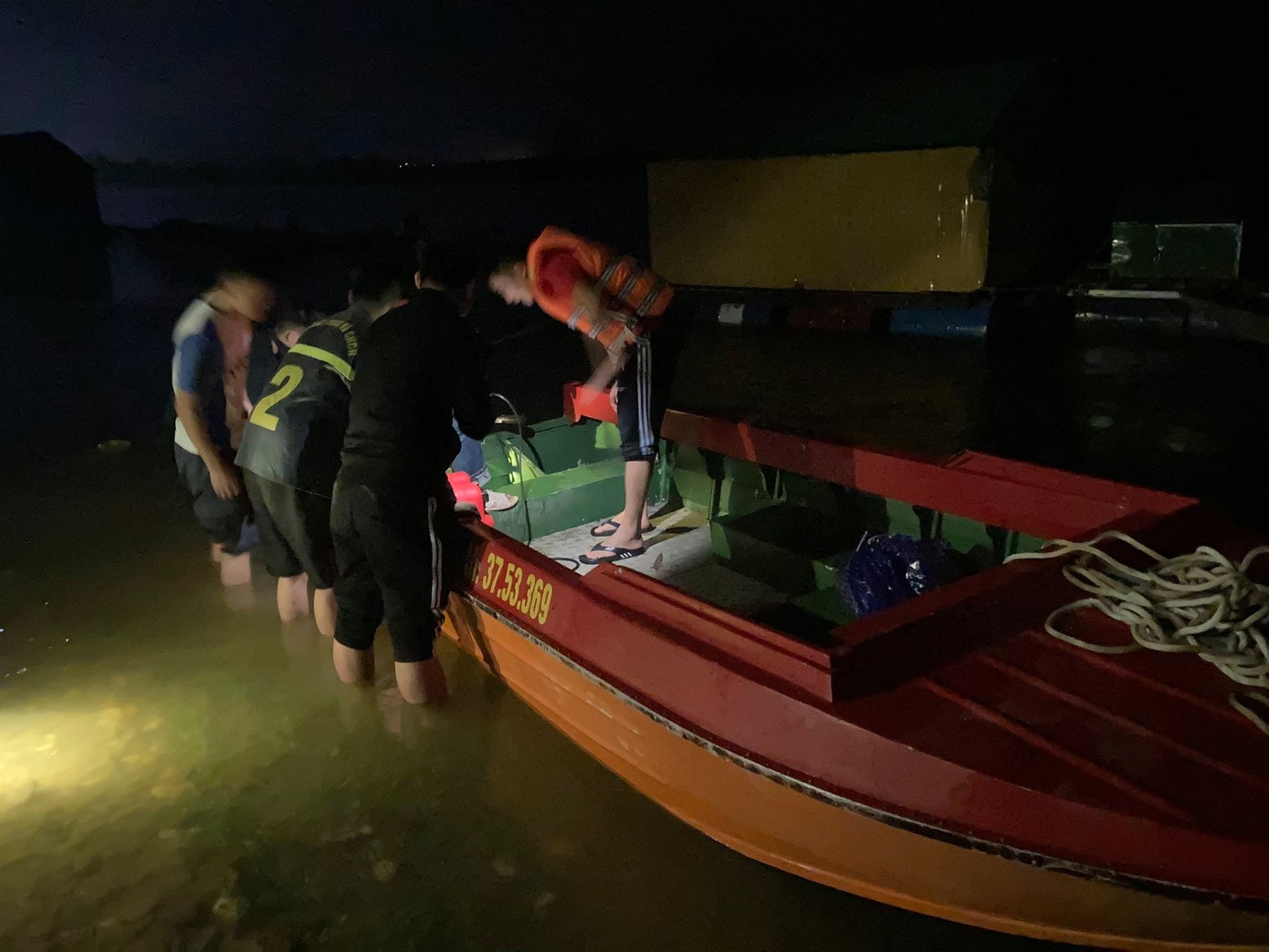 Hiệu trưởng tiểu học nghi nhảy cầu tự tử trong đêm ảnh 1