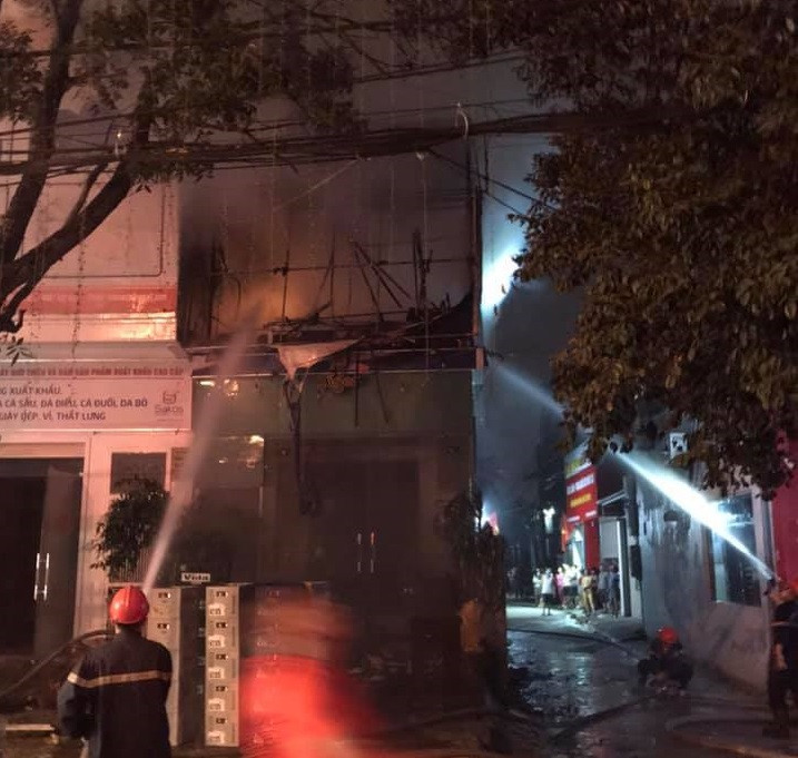 Nhà hai tầng bốc cháy dữ dội trong đêm ảnh 5