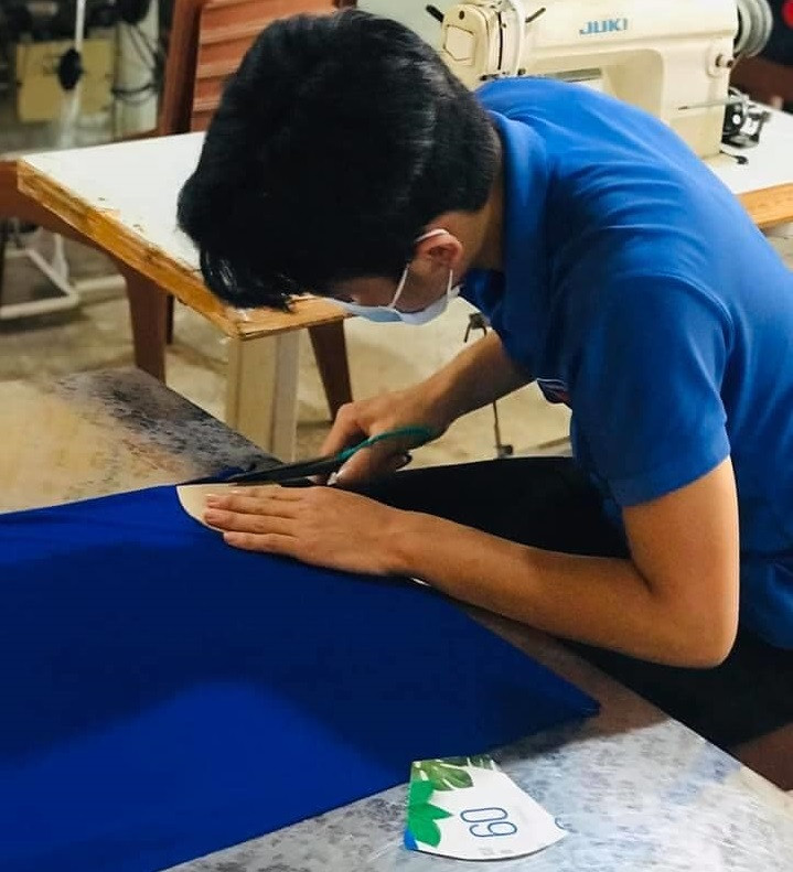 Đoàn viên thanh niên may khẩu trang tặng học sinh trở lại trường ảnh 5