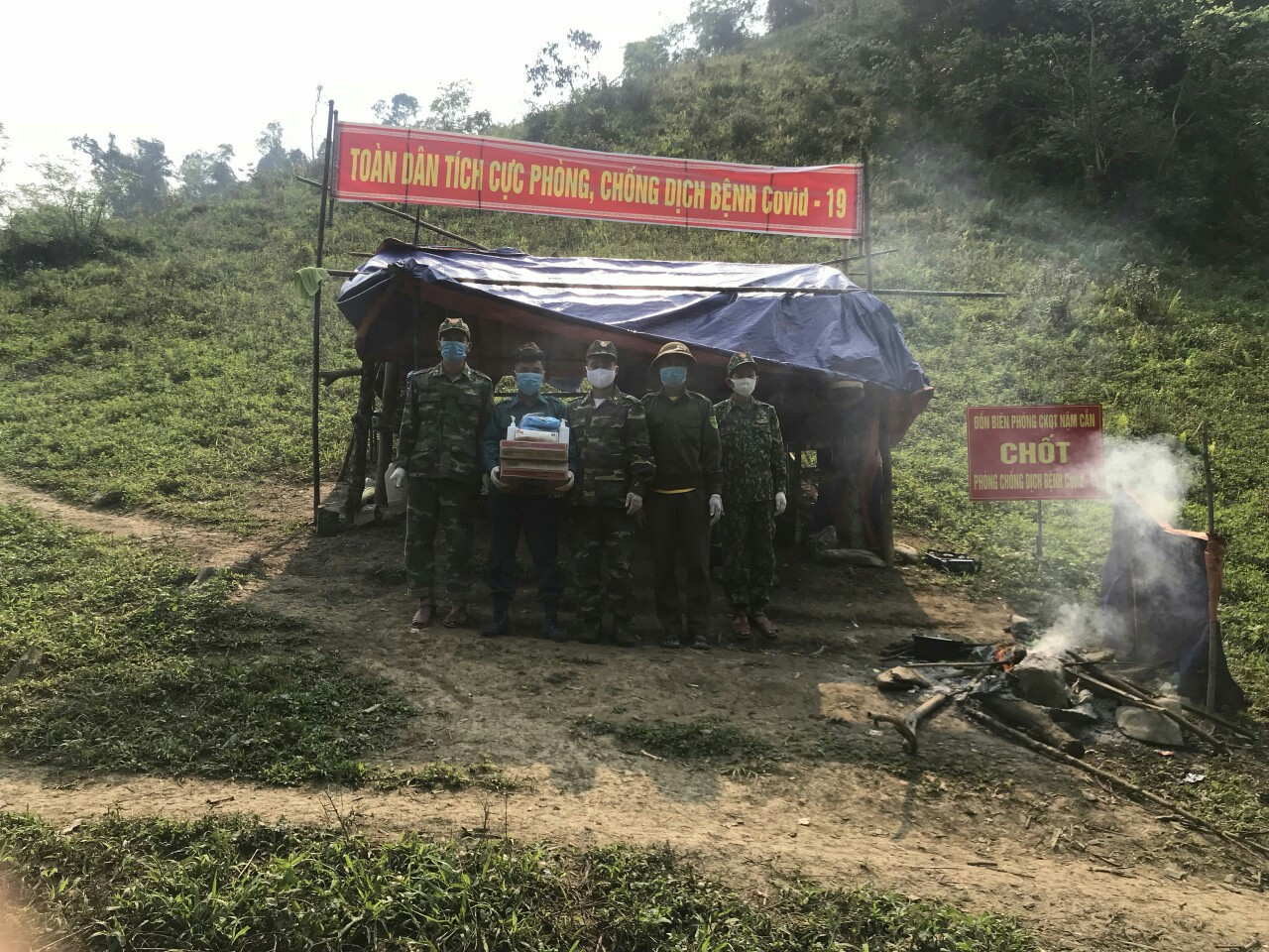 Lính quân hàm xanh trải lá chuối dọn bữa ăn bên suối để chống dịch COVID - 19 ảnh 5