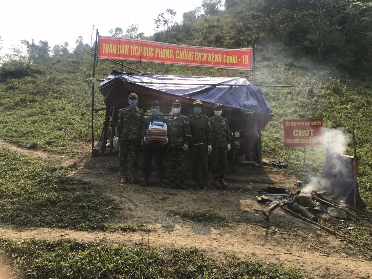 Lính quân hàm xanh trải lá chuối dọn bữa ăn bên suối để chống dịch COVID - 19 ảnh 5