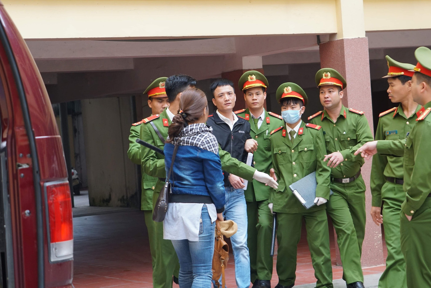 Hoãn phiên tòa xử 4 đối tượng vận chuyển ma túy ôm súng cố thủ trong xe ảnh 1