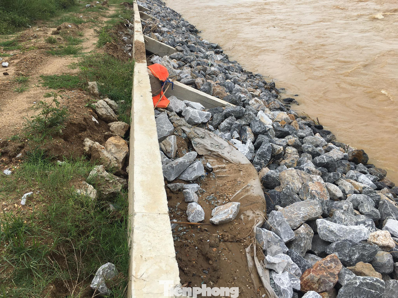 Bờ kè dự án trên 300 tỷ đồng sụt lún, hư hỏng trước khi bão số 7 đổ bộ ảnh 8