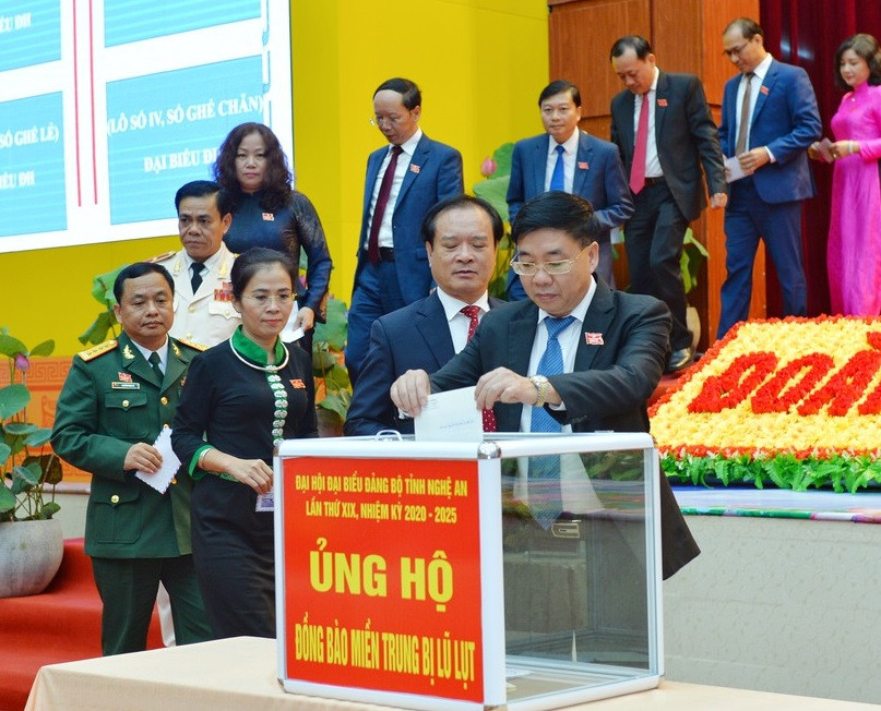 Đại biểu Đại hội Đảng bộ tỉnh Nghệ An quyên góp ủng hộ người dân miền Trung ảnh 4