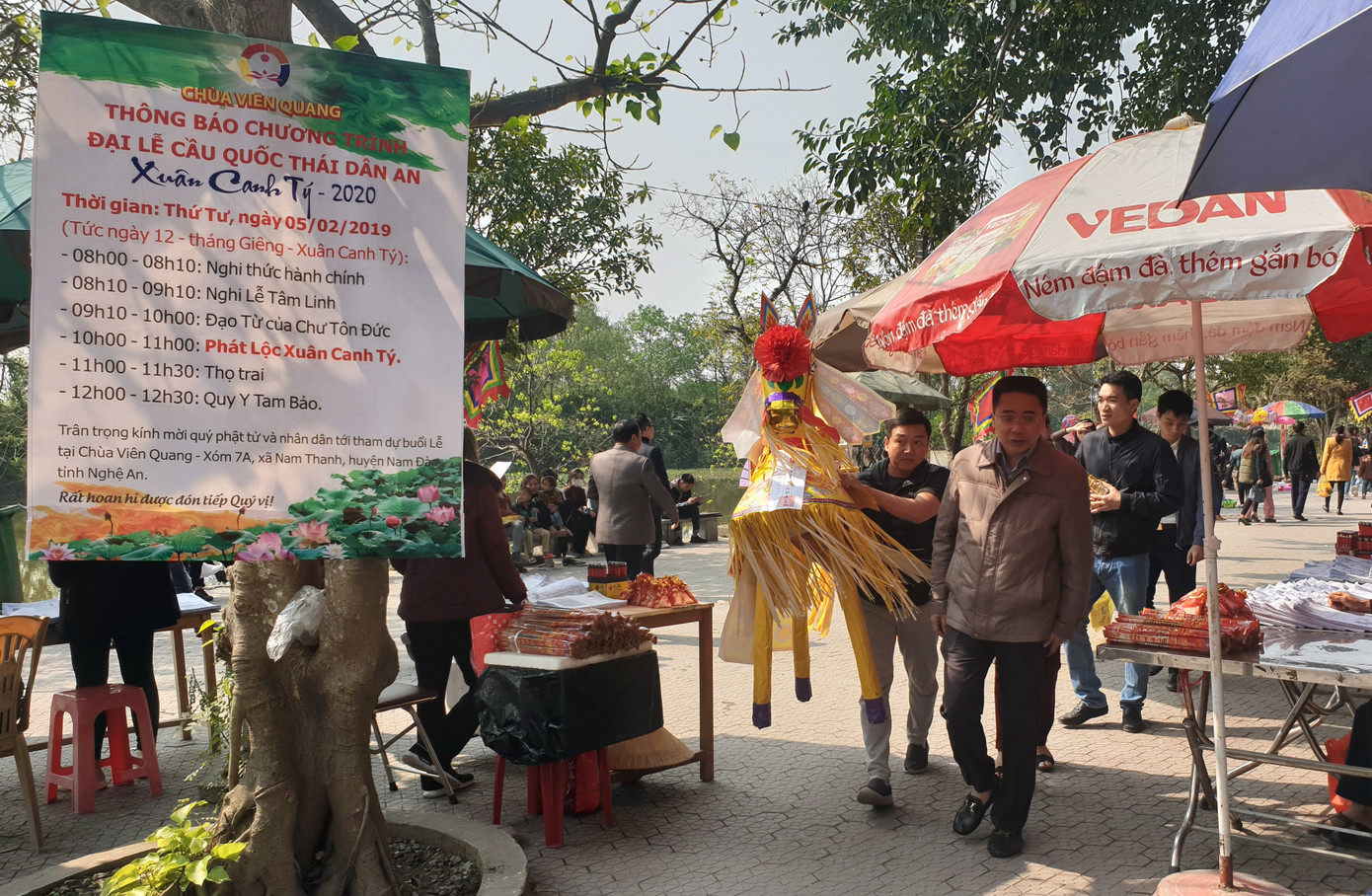 Hàng ngàn du khách dâng hương cầu bình an, phúc lộc tại đền ông Hoàng Mười ảnh 10