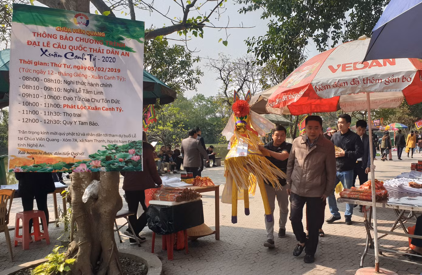 Hàng ngàn du khách dâng hương cầu bình an, phúc lộc tại đền ông Hoàng Mười ảnh 10
