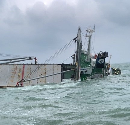 Tàu chở hàng gần 9.000 tấn chìm, khoảng 3km bờ biển có vệt cặn dầu ảnh 4