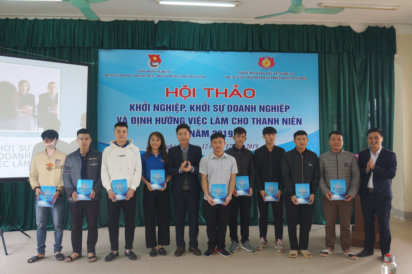 Hàng trăm sinh viên Nghệ An tham gia hội thảo Khởi nghiệp, định hướng việc làm ảnh 1