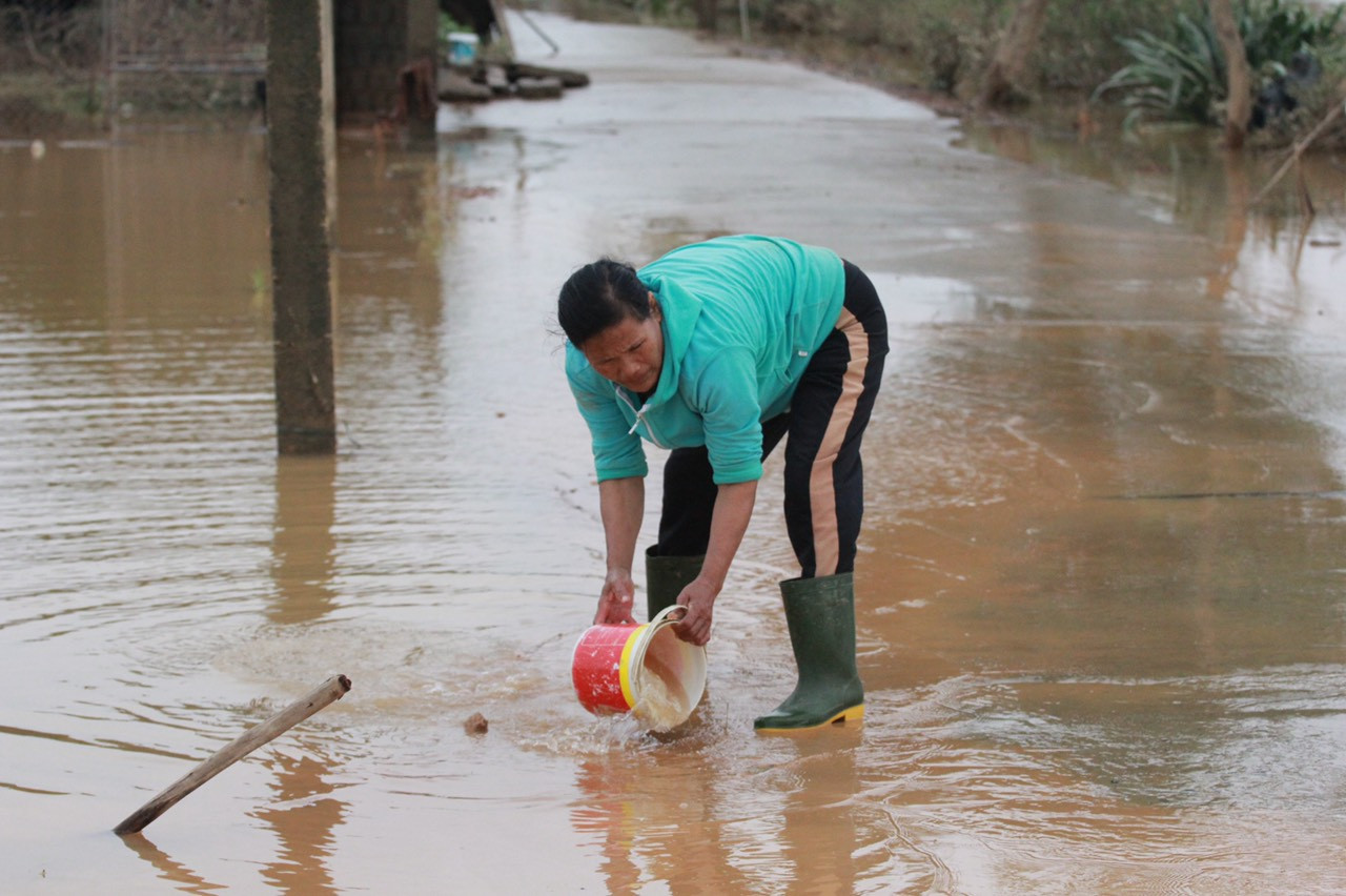 Người dân rốn lũ ngấn nước mắt bới bùn vớt vát tài sản ảnh 8