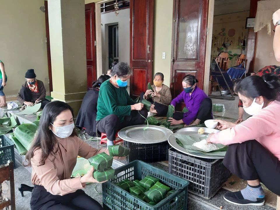 Người dân thâu đêm đỏ lửa luộc bánh chưng gửi vào khu cách ly tập trung ảnh 3