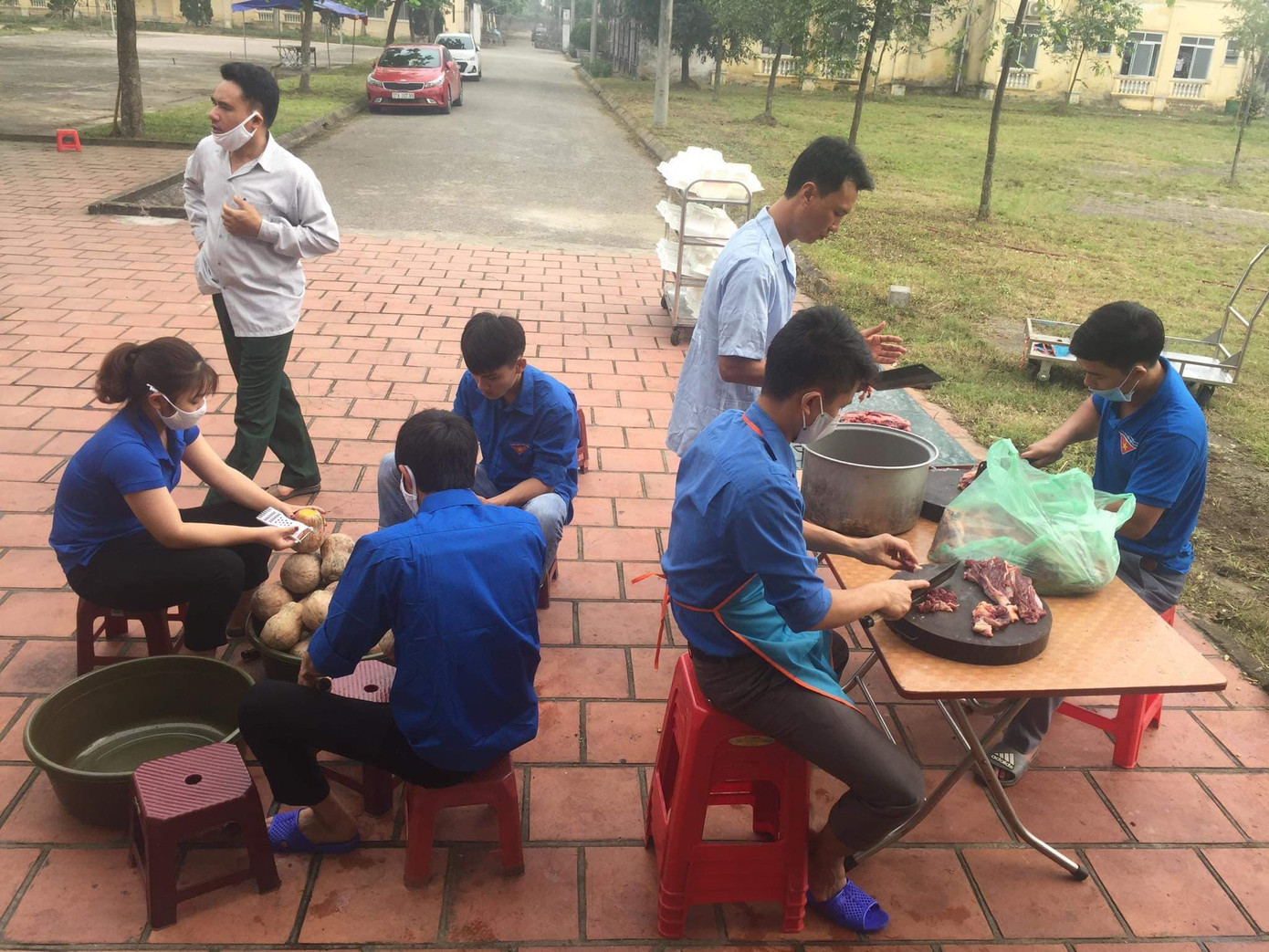 Người dân thâu đêm đỏ lửa luộc bánh chưng gửi vào khu cách ly tập trung ảnh 12