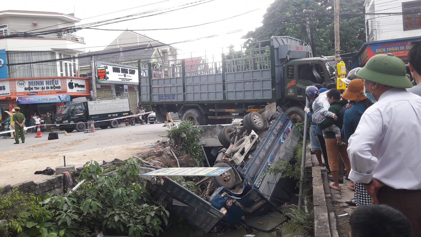 Xe tải rơi xuống kênh nước sau va chạm lúc rạng sáng ảnh 1