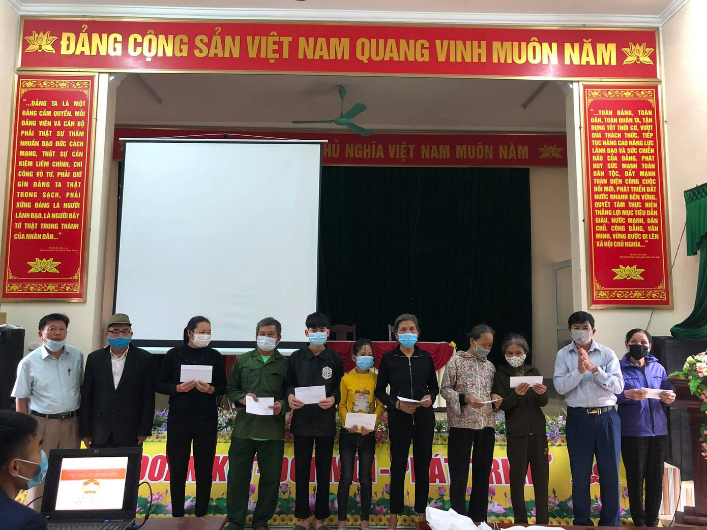 Quỹ Vì Tầm Vóc Việt, báo Tiền Phong trao quà cho người nghèo dịp tết Nguyên đán ảnh 8