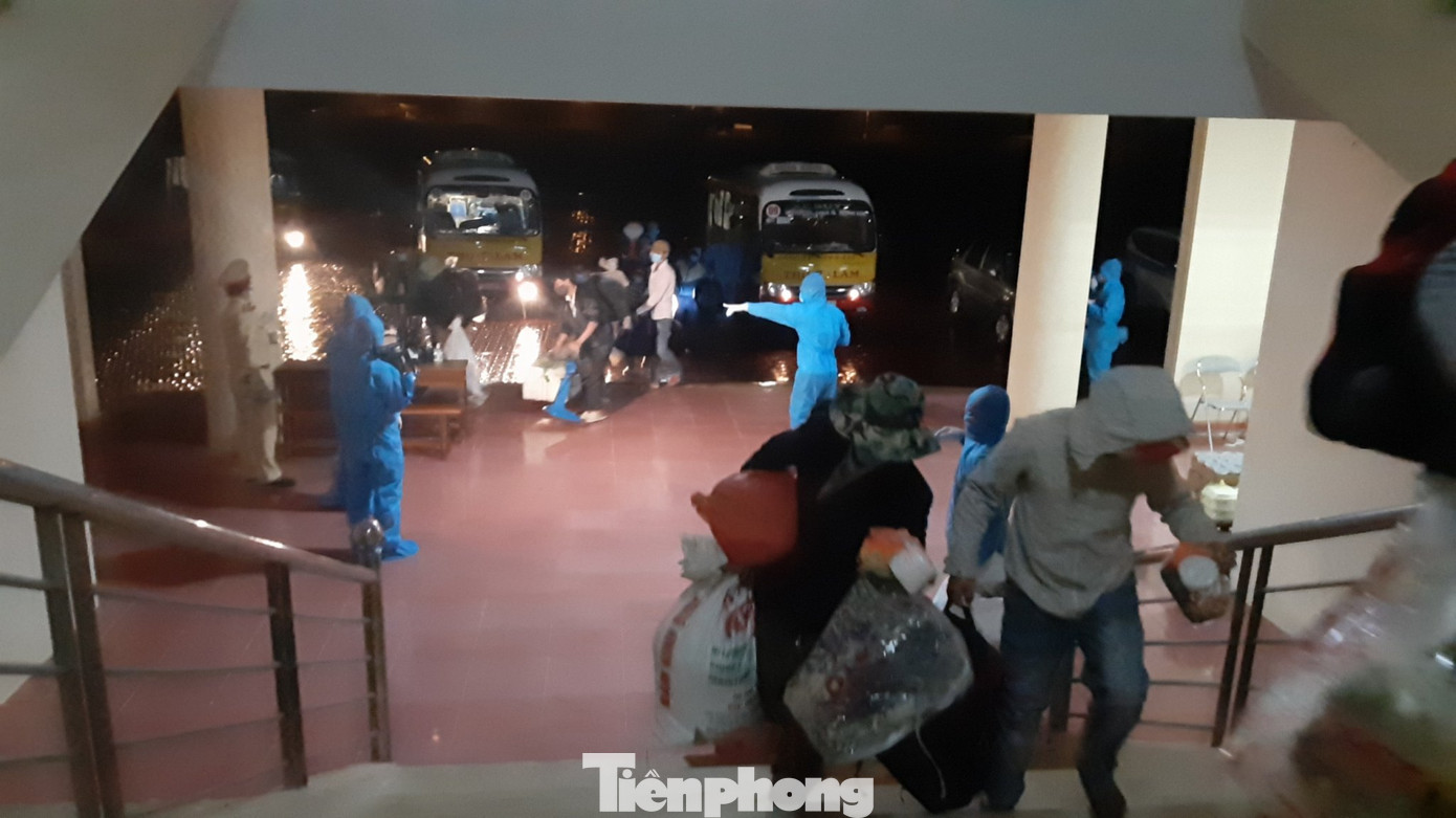 Trắng đêm đón công dân về nước tránh dịch COVID-19 ảnh 6