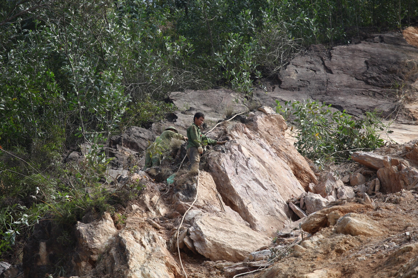 Nổ mìn phá đá thông tuyến trên quốc lộ 46 ảnh 3