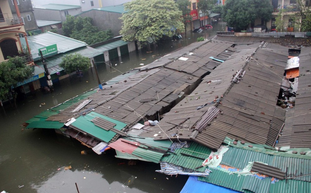 Tiểu thương chợ Vinh ngấn lệ nhìn hàng hóa bị lũ nhấn chìm ảnh 1
