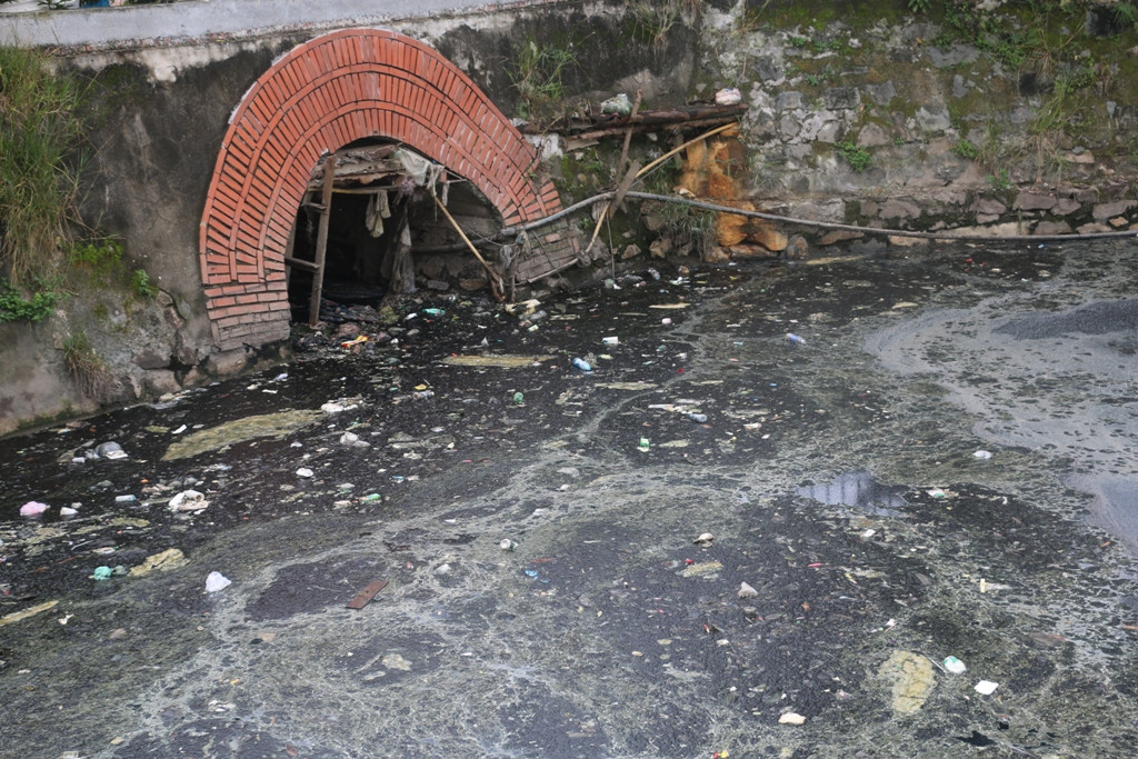 Nạo vét, xử lý ô nhiễm tại di tích Hào Thành cổ Vinh ảnh 1